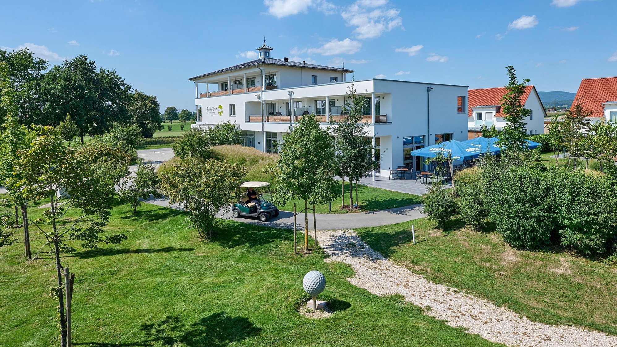 Seitenansicht vom Bachhof Hotel in Straubing direkt am Golfplatz gelegen