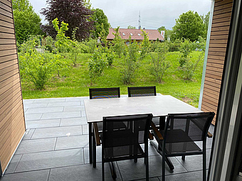 Bachhof Resort, Ferienwohnung Terrasse mit grünem Sichtschutz für mehr Privatssphäre