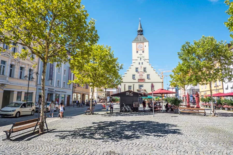 Aufnahme bei Sonnenschein vom Stadtplatz in Deggendorf
