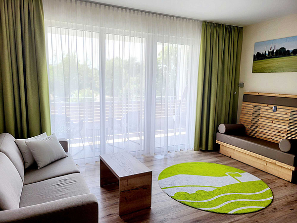 Zimmre mit Infrarot-Wärmebank und Balkon