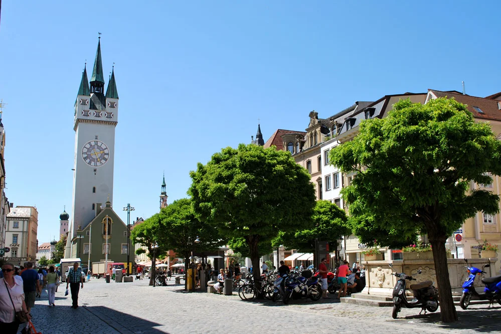 Aufnahme bei Sonnenschein vom Stadtplatz in Straubing