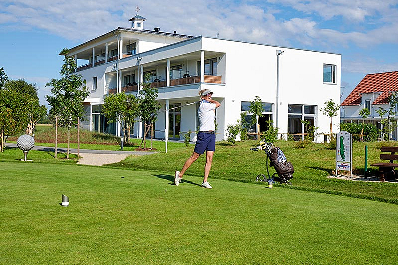 Golfspielerin im Bachhof Resort