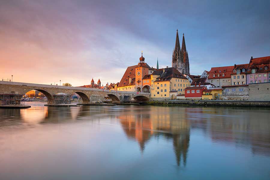 Aufnahme an der Donau von Regensburg mit Ansicht der Steinernen Brücke und des Doms