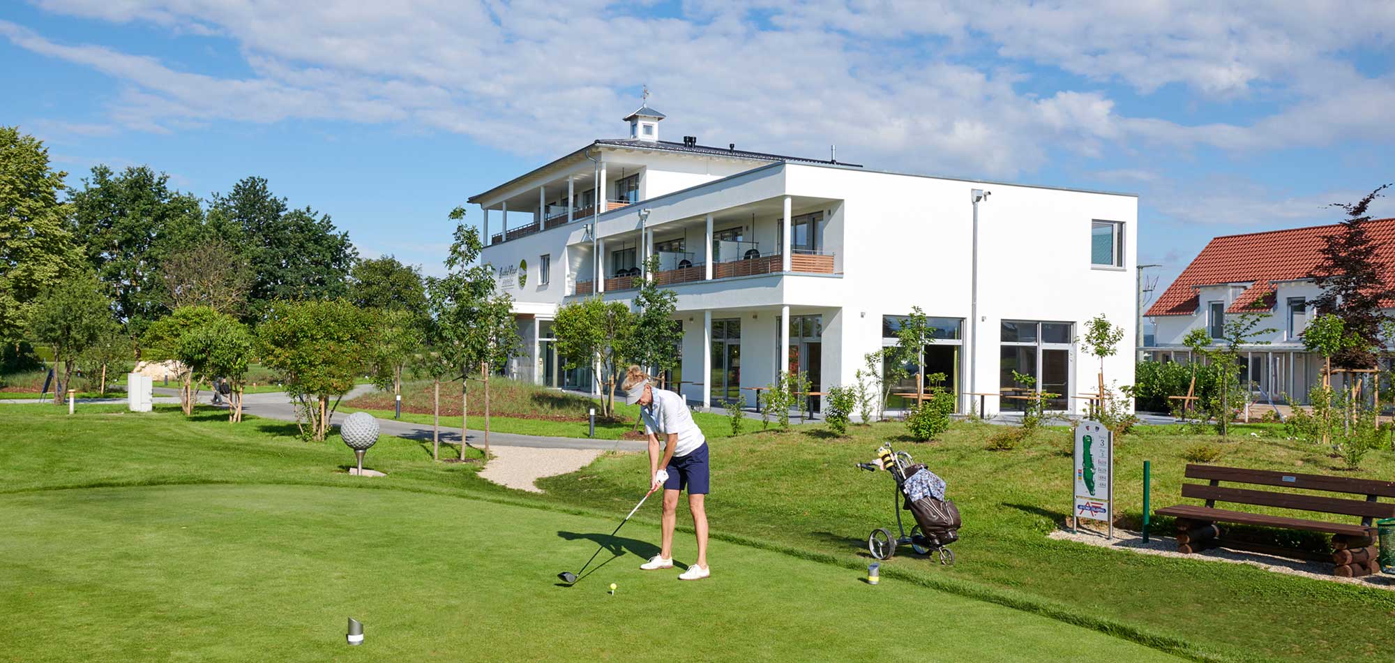 Blick vom Golfplatz auf das Bachhof Resort Straubing