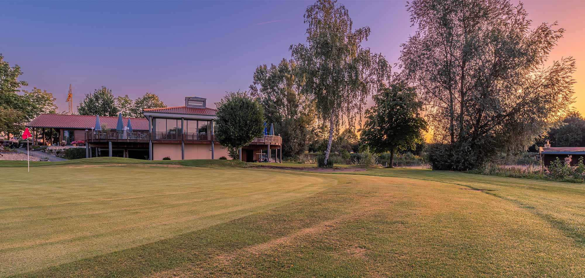 Blick vom Golfplatz auf das Bachhof Resort