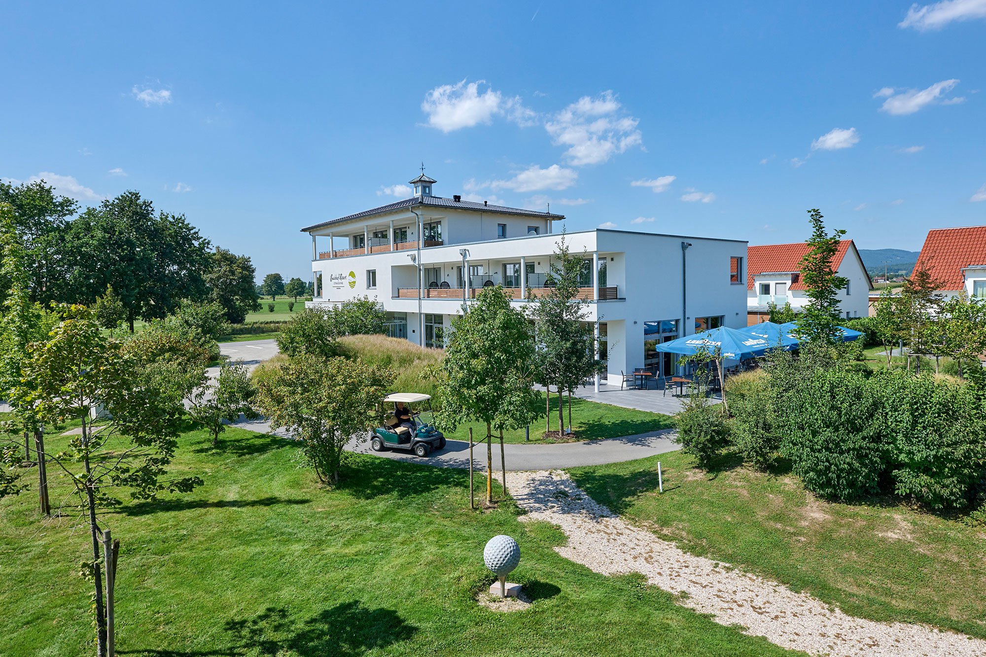 Seitenansicht vom Bachhof Hotel in Straubing direkt am Golfplatz gelegen